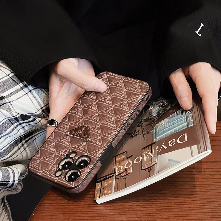 ハンドメイドスマホケースiPhone13 prada 風メタルロゴ