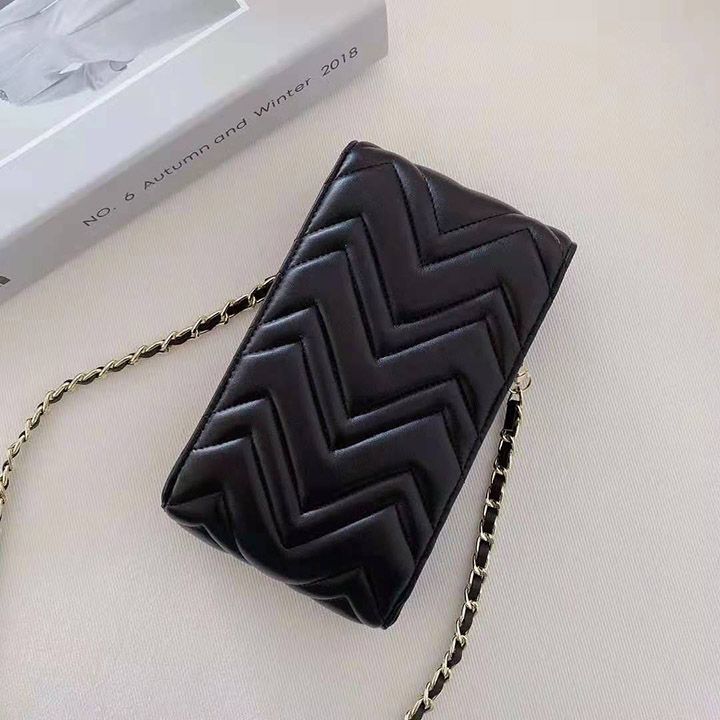 おしゃれ女性 gucci 携帯バッグ iPhone15 